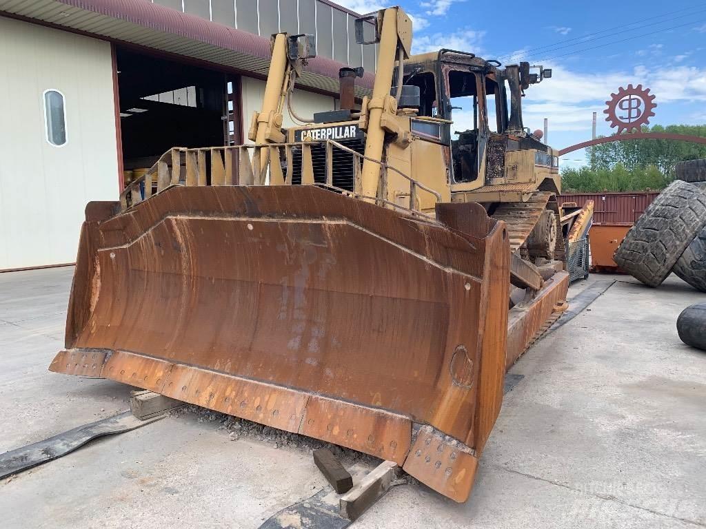 CAT D 8 R II بلدوزرات مجنزرة