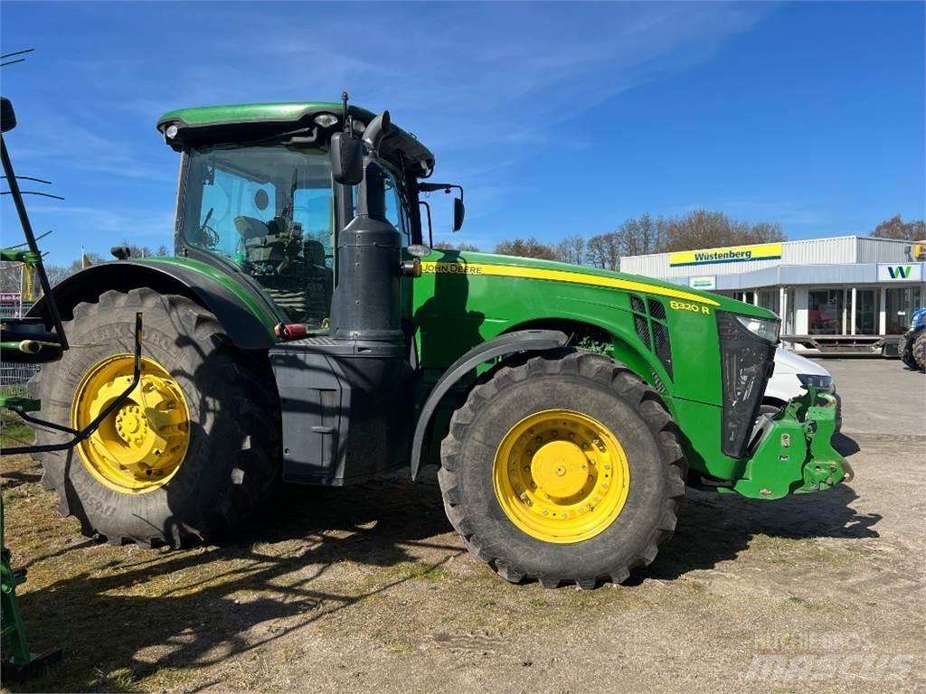 John Deere 8320 R الجرارات
