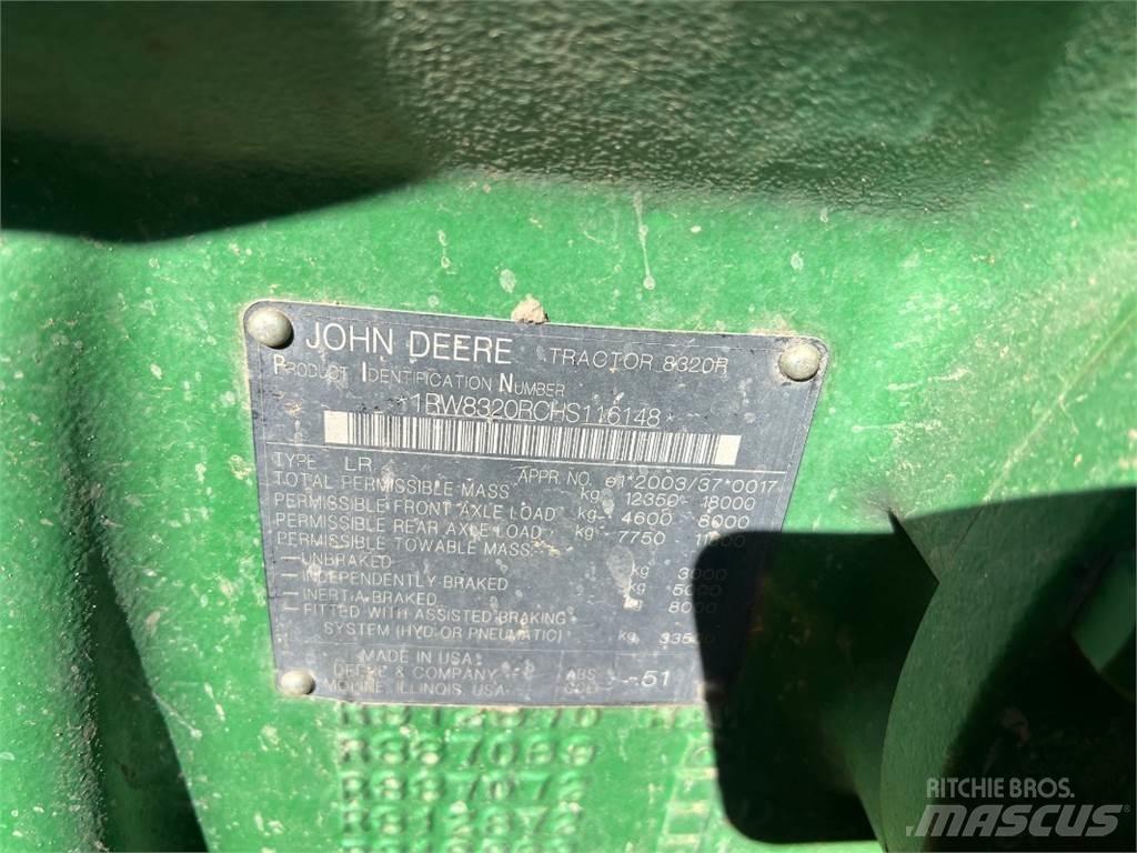 John Deere 8320 R الجرارات