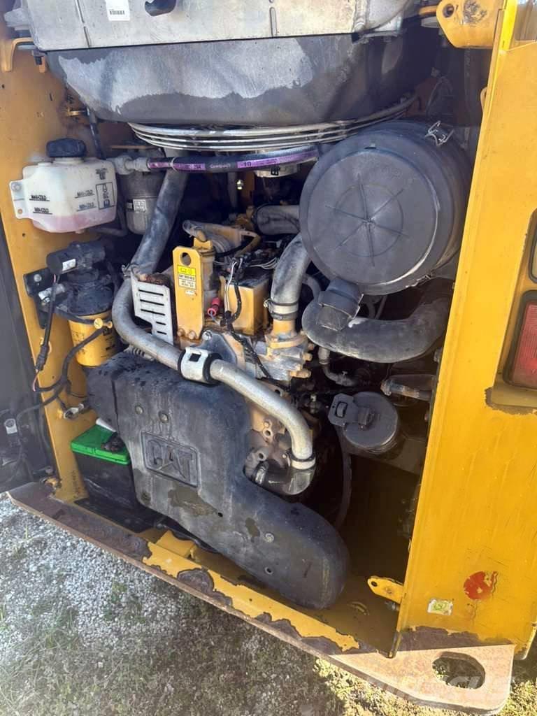 CAT 259 D لوادر انزلاقية التوجيه