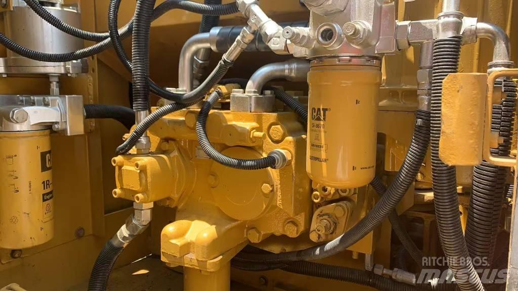 CAT 323 D حفارات زحافة