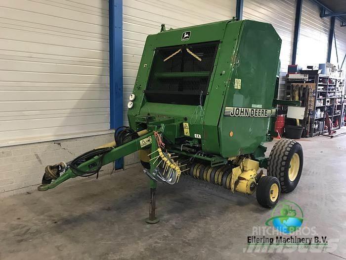 John Deere 570 حصادات الأعلاف