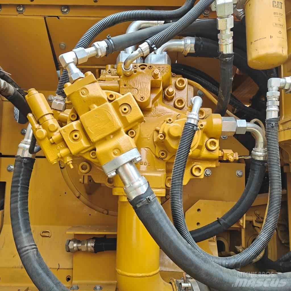 CAT 336D2 حفارات زحافة