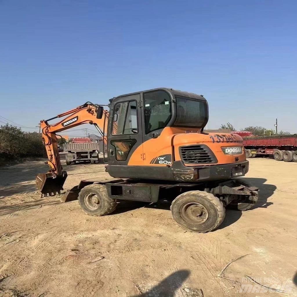 Doosan DX60W حفارات بعجل