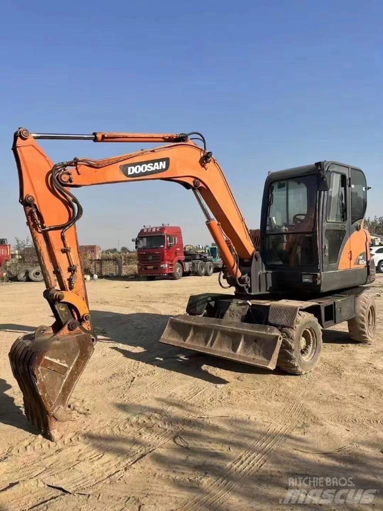 Doosan DX60W حفارات بعجل