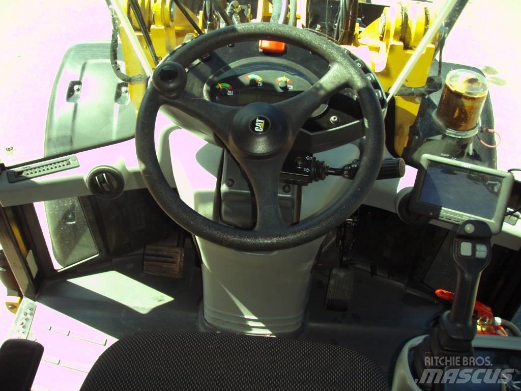 CAT 906 M لوادر بعجل