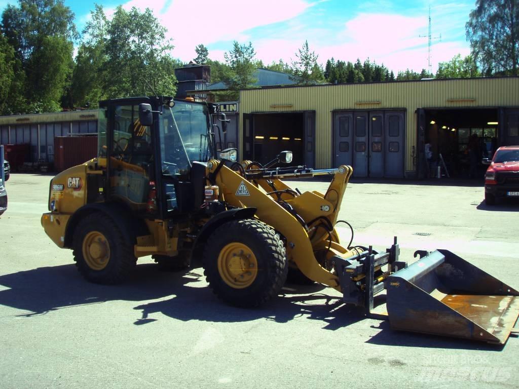 CAT 906 M لوادر بعجل