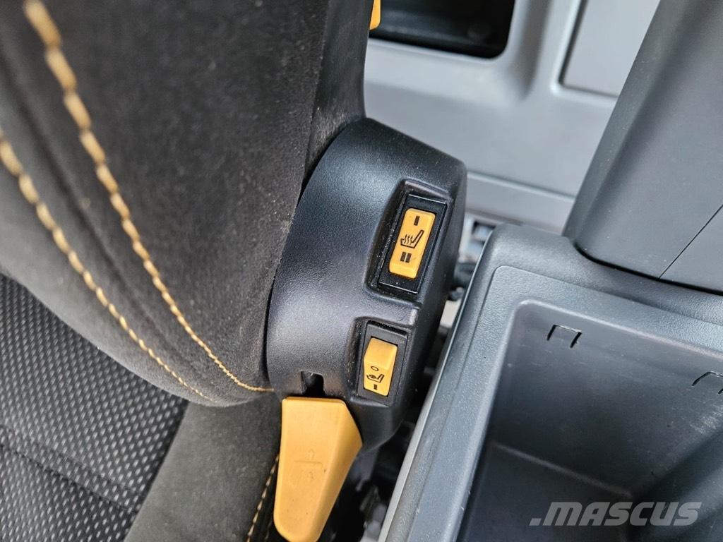 CAT 323 حفارات زحافة