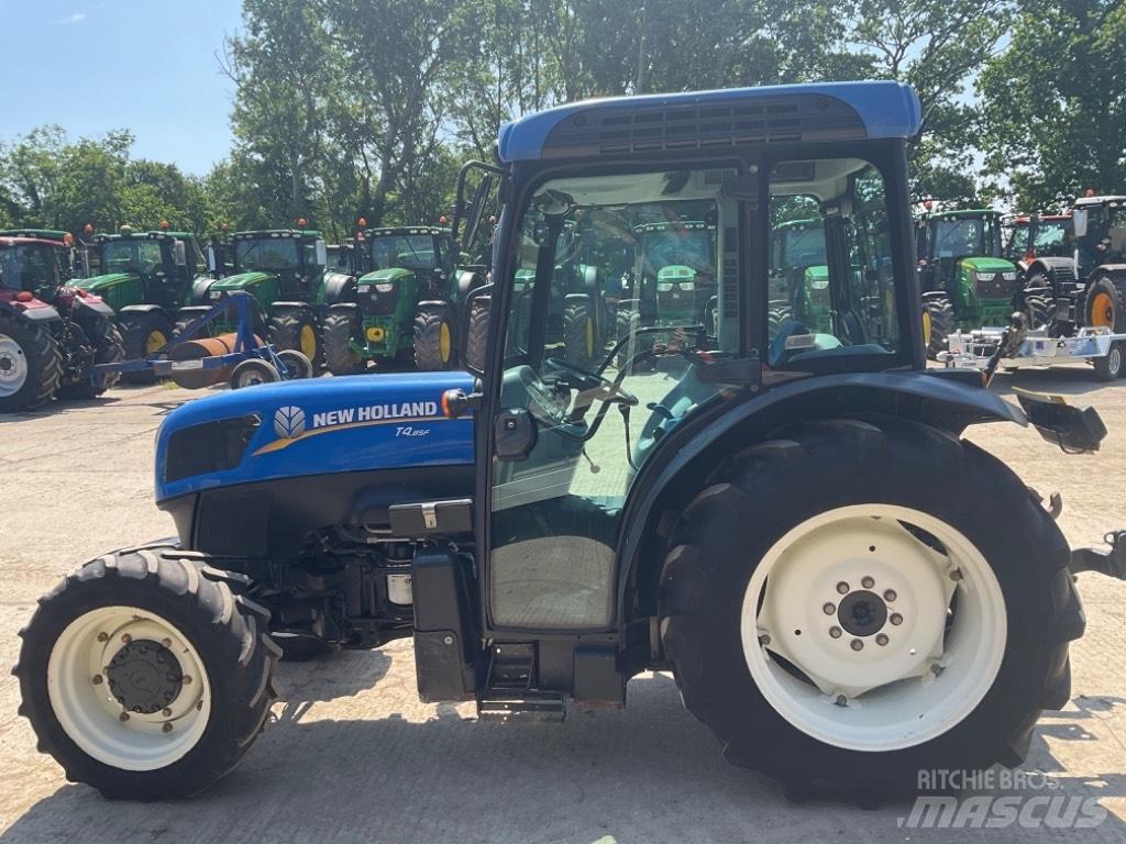 New Holland T 4.85 الجرارات