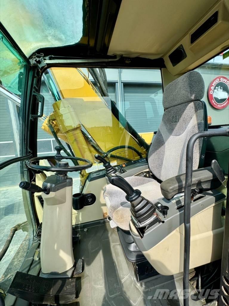 CAT M 318 C حفارات بعجل