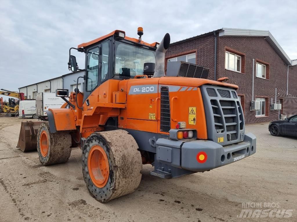 Doosan DL 200-3 لوادر بعجل