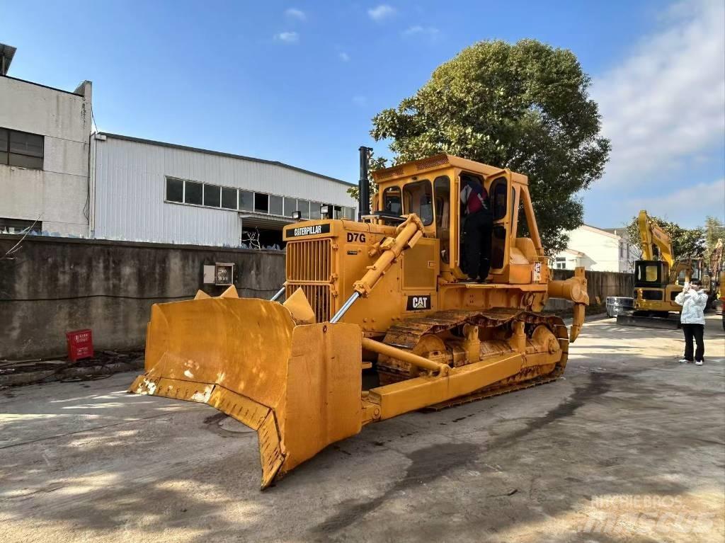 CAT D 7 G بلدوزرات مجنزرة