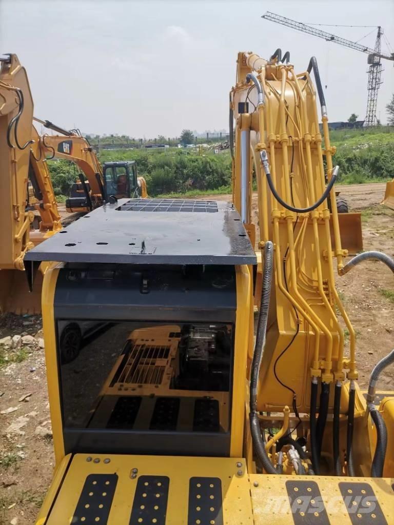 Komatsu PC 220-8 حفارات زحافة