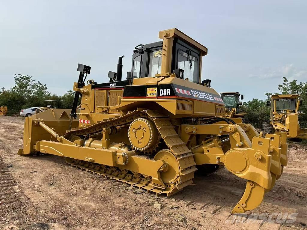 CAT D8R بلدوزرات مجنزرة