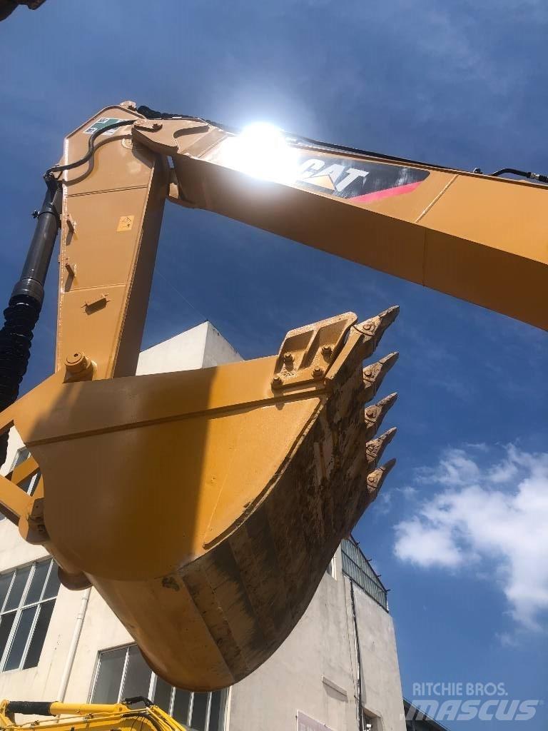 CAT 320 B L حفارات زحافة