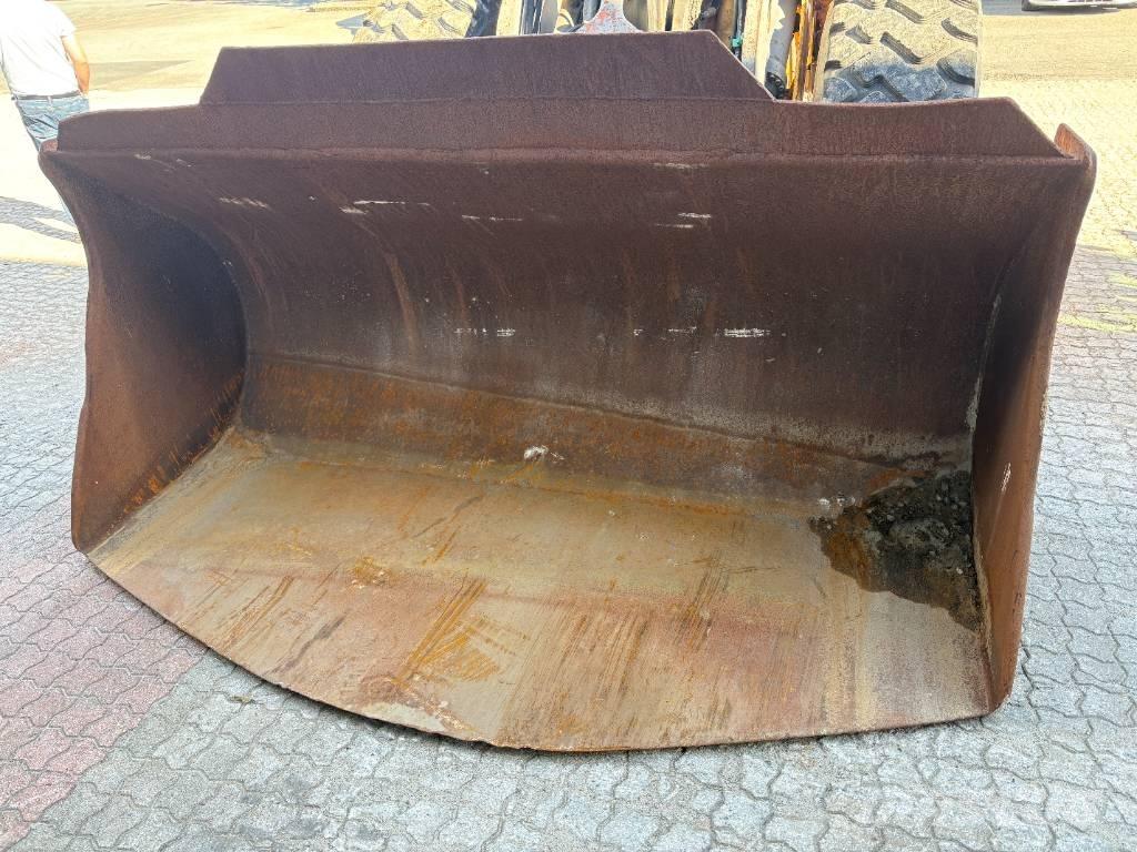 Volvo L110F لوادر بعجل