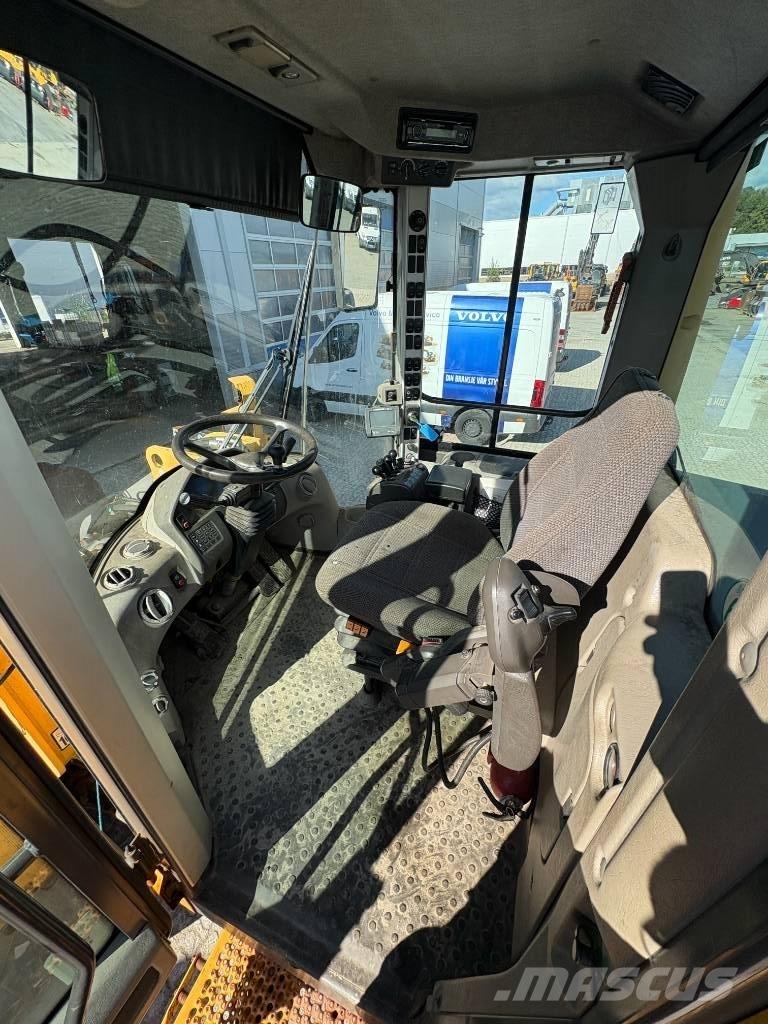 Volvo L110F لوادر بعجل