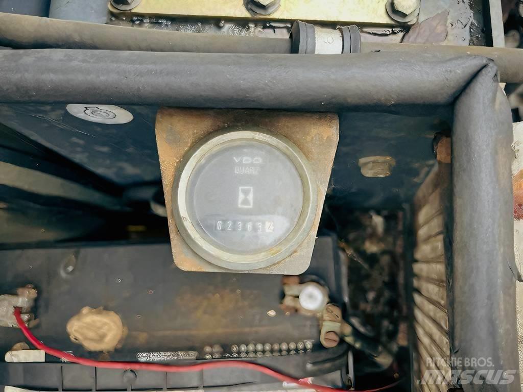 Bomag BW 100 AD-3 مداحل ثنائية الاسطوانة
