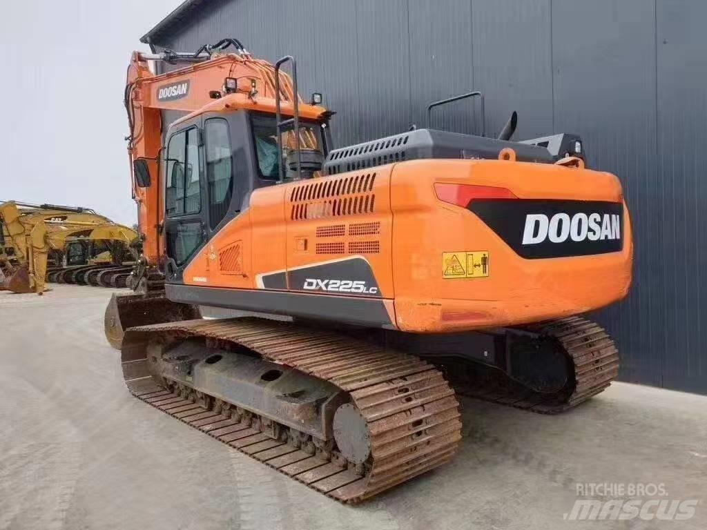 Doosan DX 225 LC حفارات زحافة