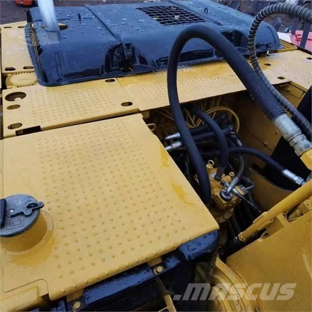 CAT 320D حفارات زحافة
