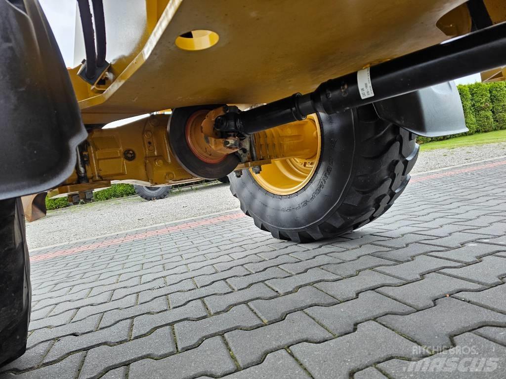 CAT 906 M لوادر بعجل