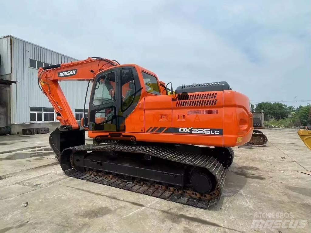 Doosan DX 225 LC حفارات زحافة