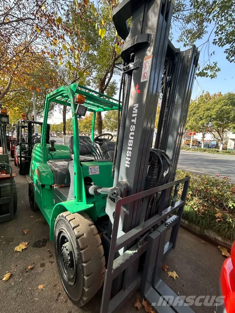 三菱叉车 2t شاحنات الديزل