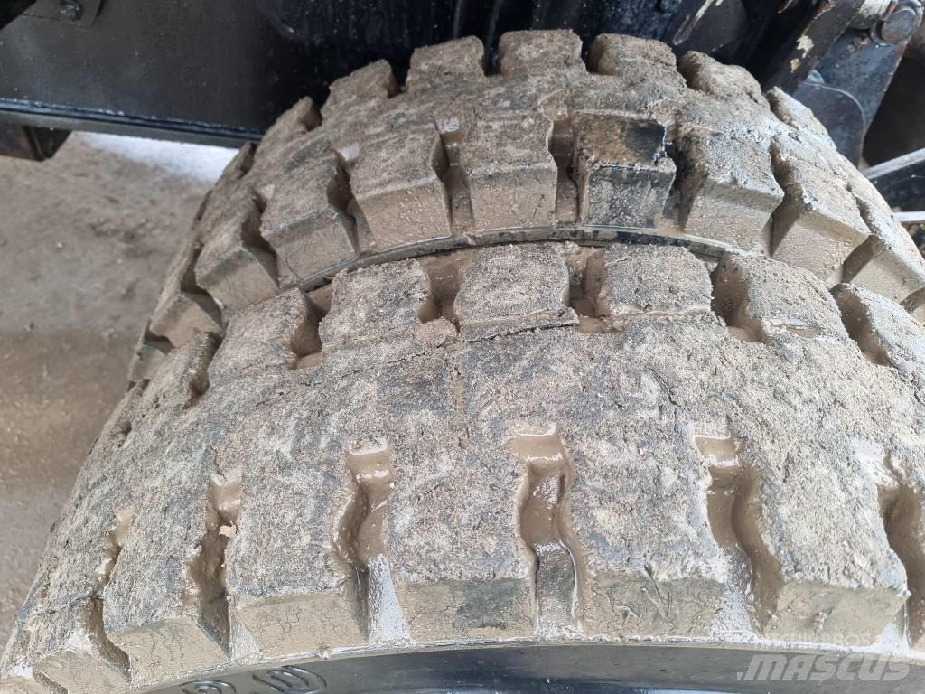 JCB JS 145 W حفارات بعجل