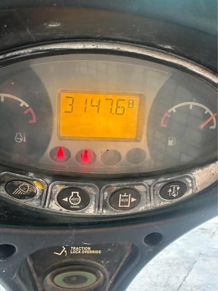 Bobcat T 590 لوادر انزلاقية التوجيه