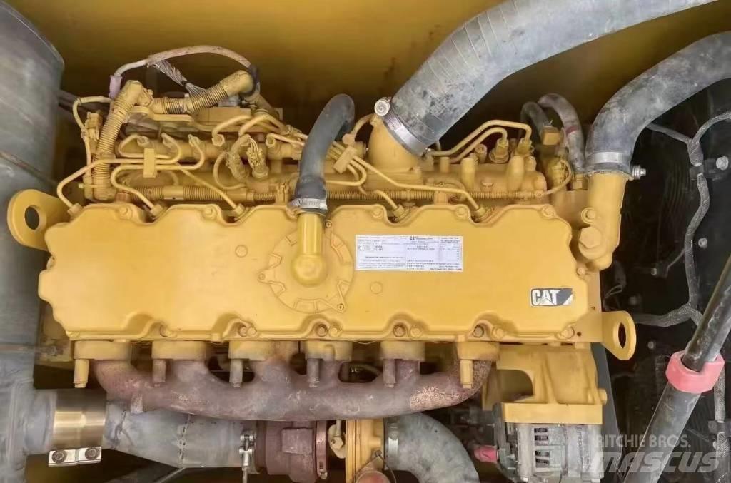 CAT 320 D حفارات زحافة