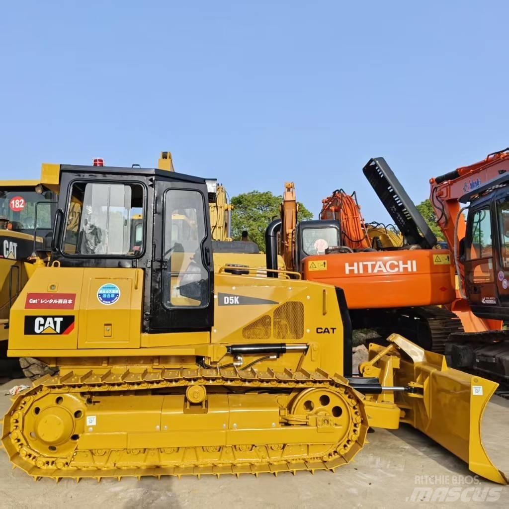 CAT D 5 K بلدوزرات مجنزرة
