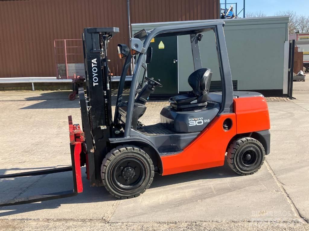 Toyota 52-8 FDF 30 شاحنات الديزل