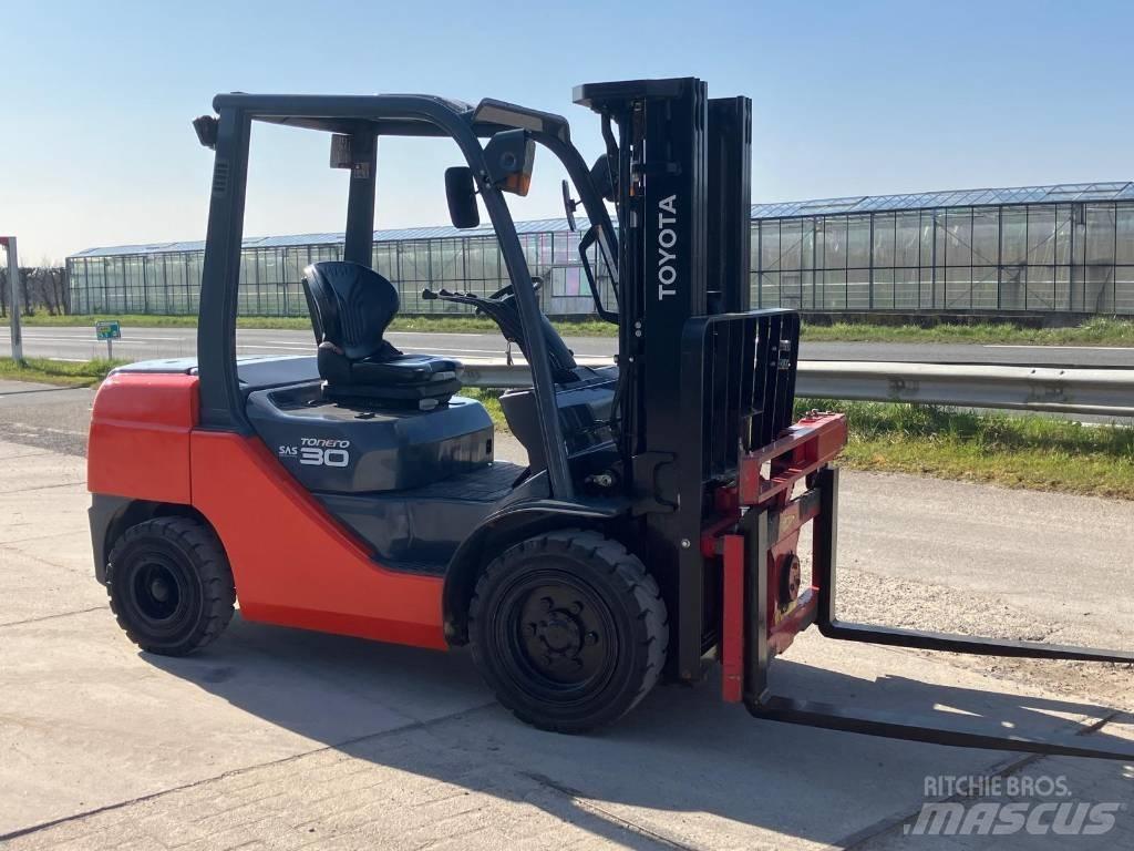 Toyota 52-8 FDF 30 شاحنات الديزل