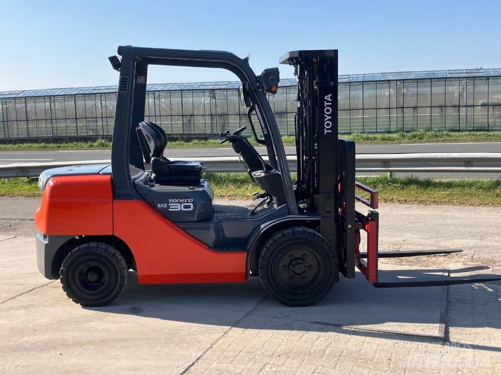 Toyota 52-8 FDF 30 شاحنات الديزل