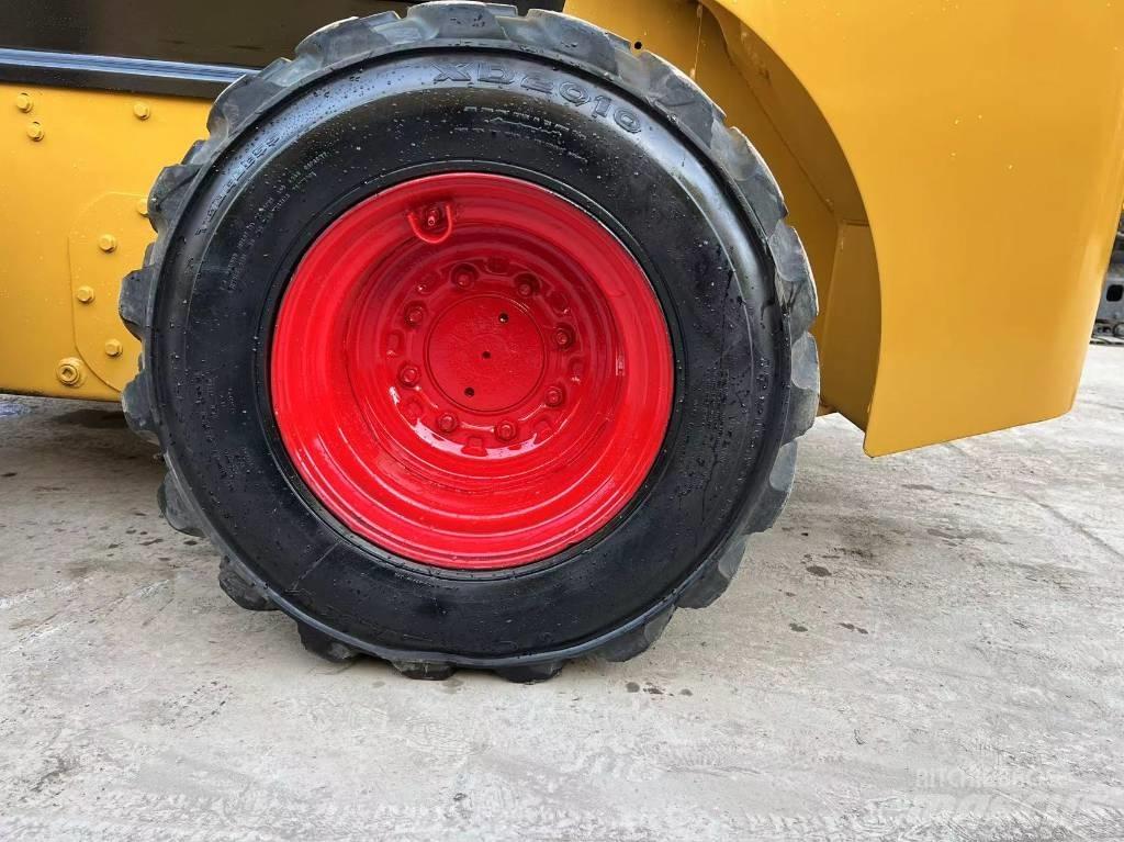 CAT 262 D SR لوادر انزلاقية التوجيه