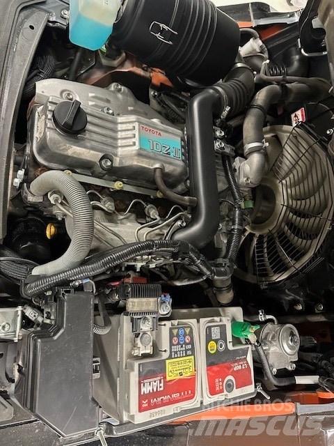 Toyota 02-8 FDF 30 شاحنات الديزل