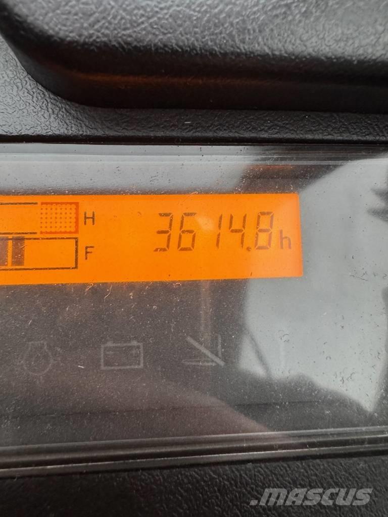 Toyota 02-8 FDF 30 شاحنات الديزل