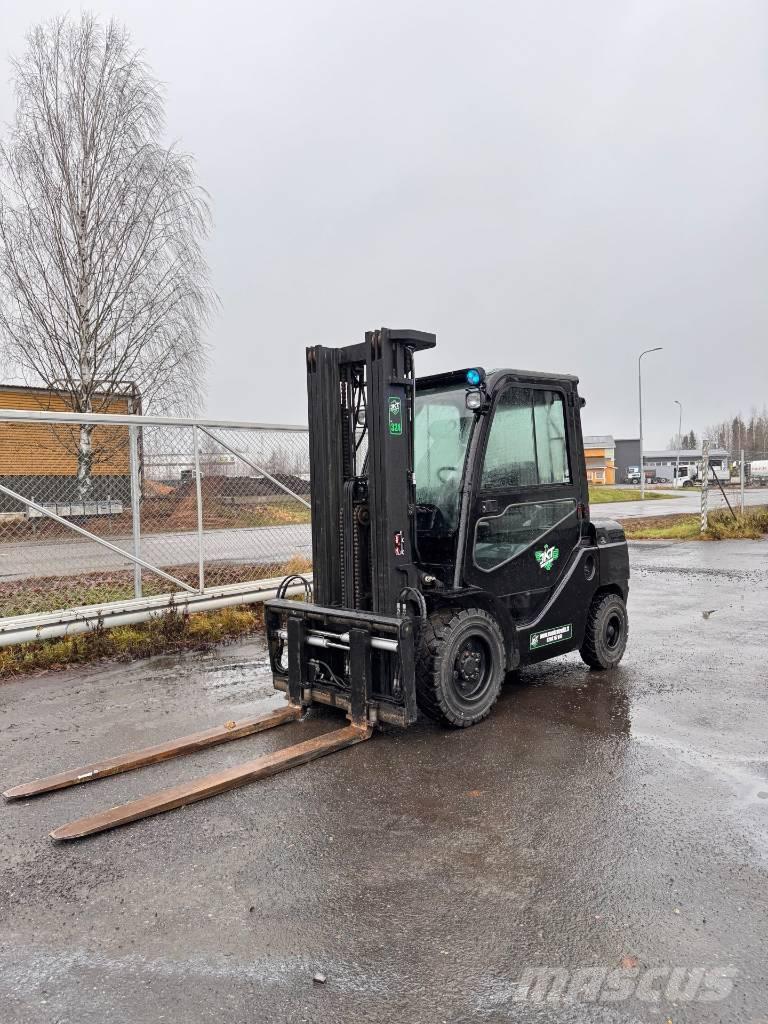 Toyota 02-8 FDF 30 شاحنات الديزل