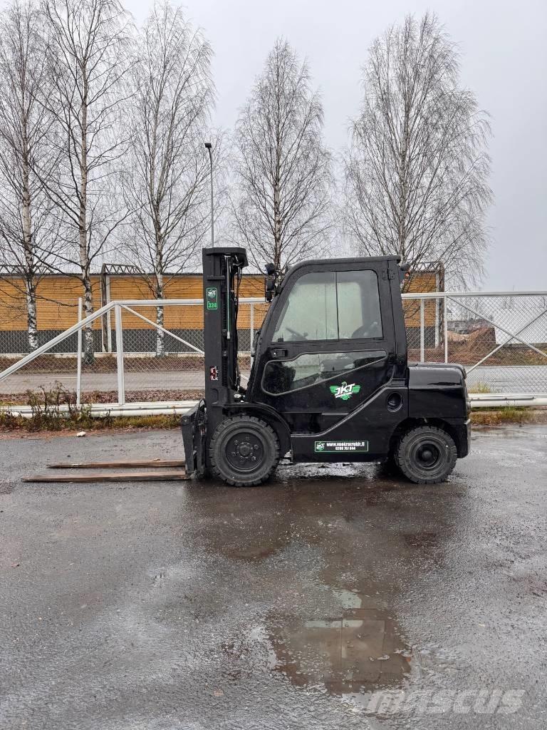 Toyota 02-8 FDF 30 شاحنات الديزل