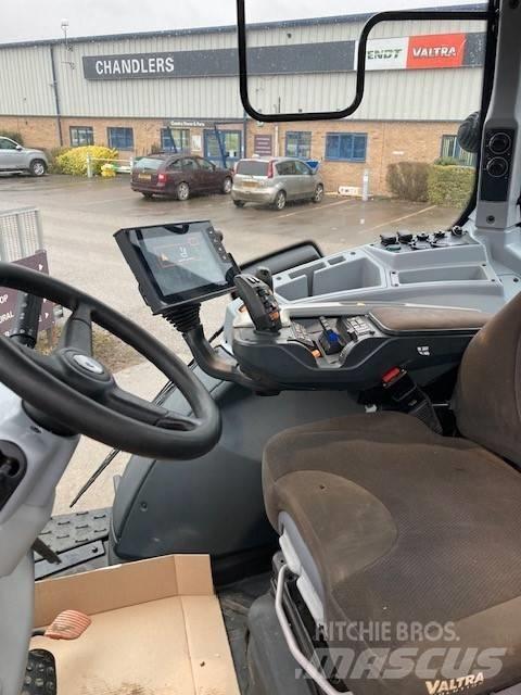 Valtra T 254 V الجرارات
