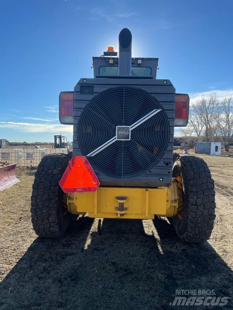 Volvo G 720 B معدات تمهيد الطرق