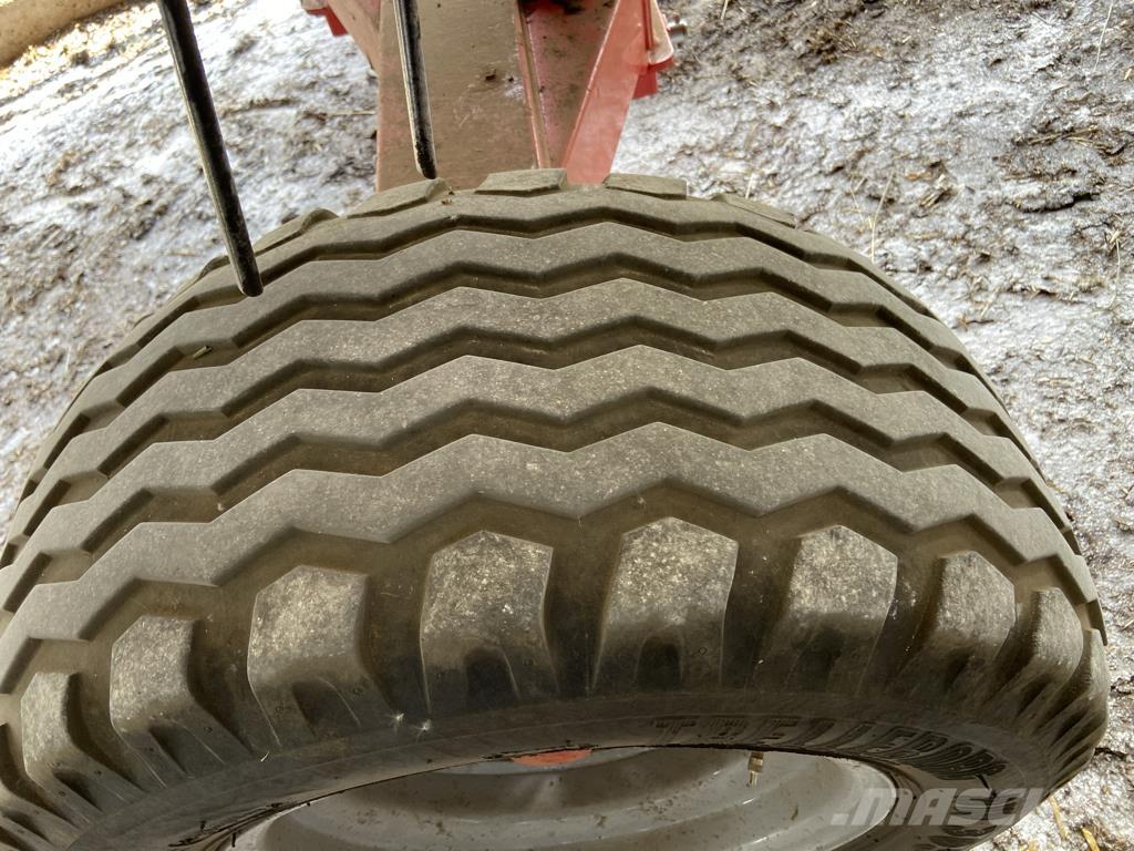 Kuhn GF 13012 T مكابس وميبسات التبن