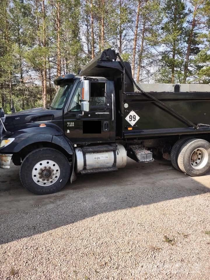 International 7500 شاحنات قلابة