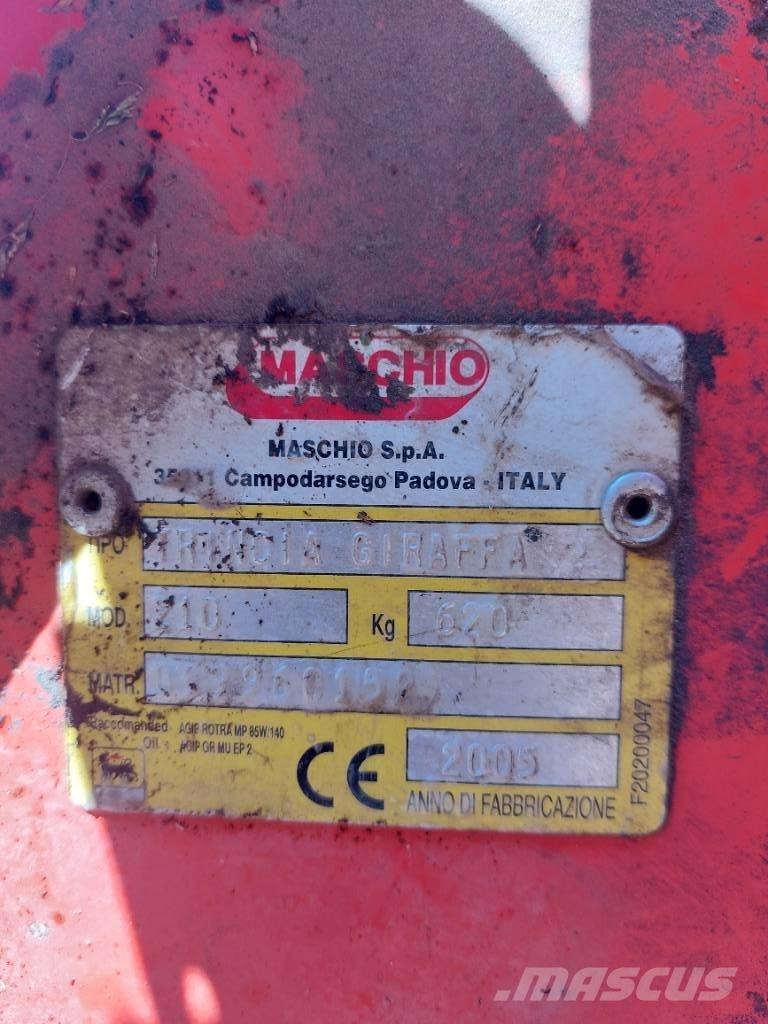 Maschio Giraffa 210 جزازات وأغطية المراعي