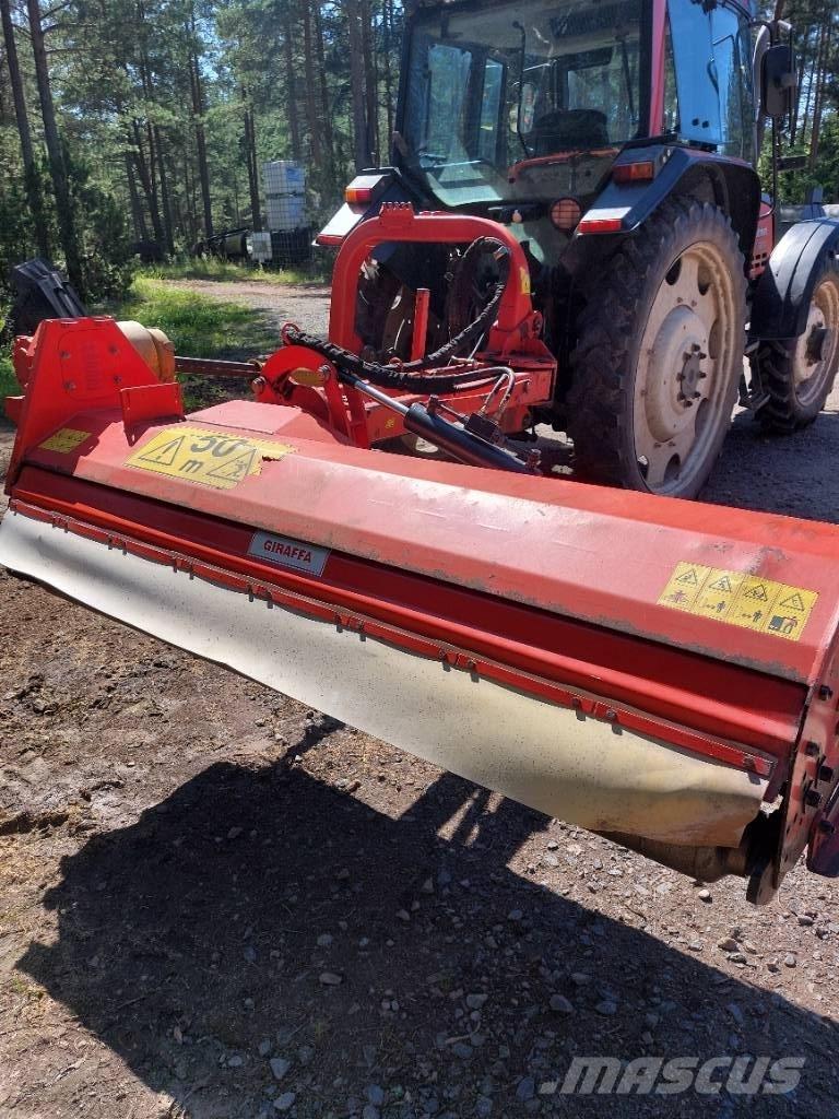 Maschio Giraffa 210 جزازات وأغطية المراعي