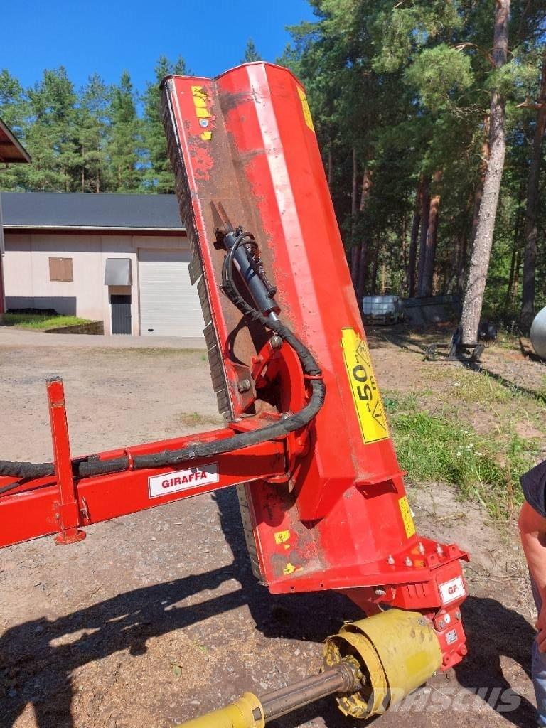 Maschio Giraffa 210 جزازات وأغطية المراعي