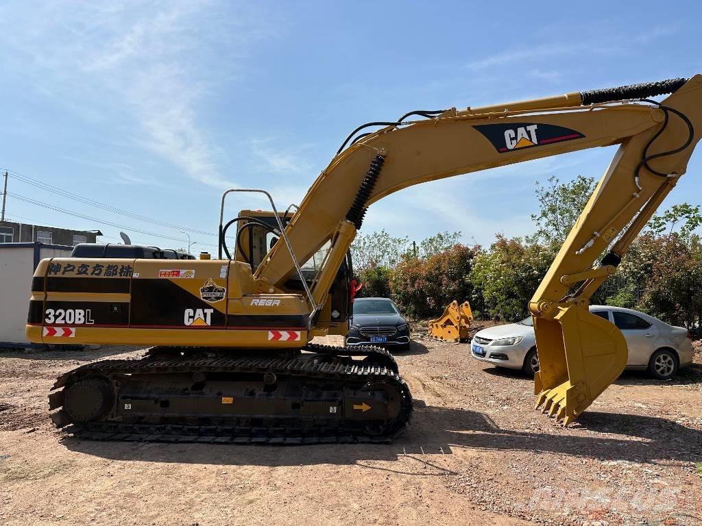 CAT 320 B حفارات زحافة