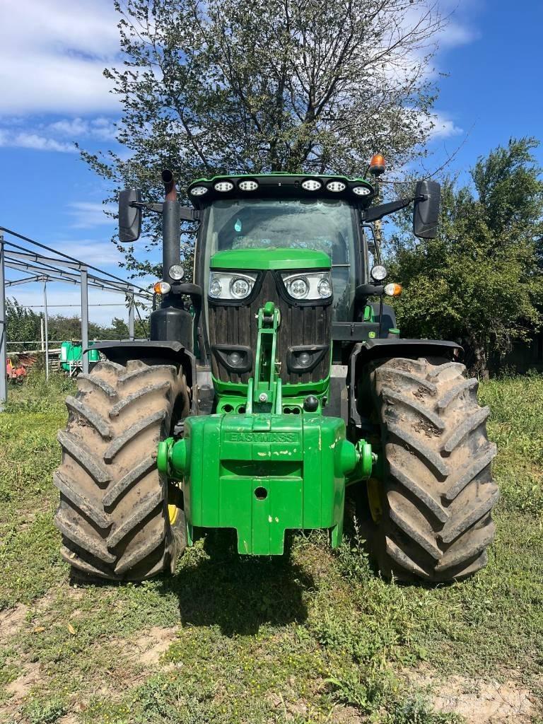 John Deere 6R 215 الجرارات