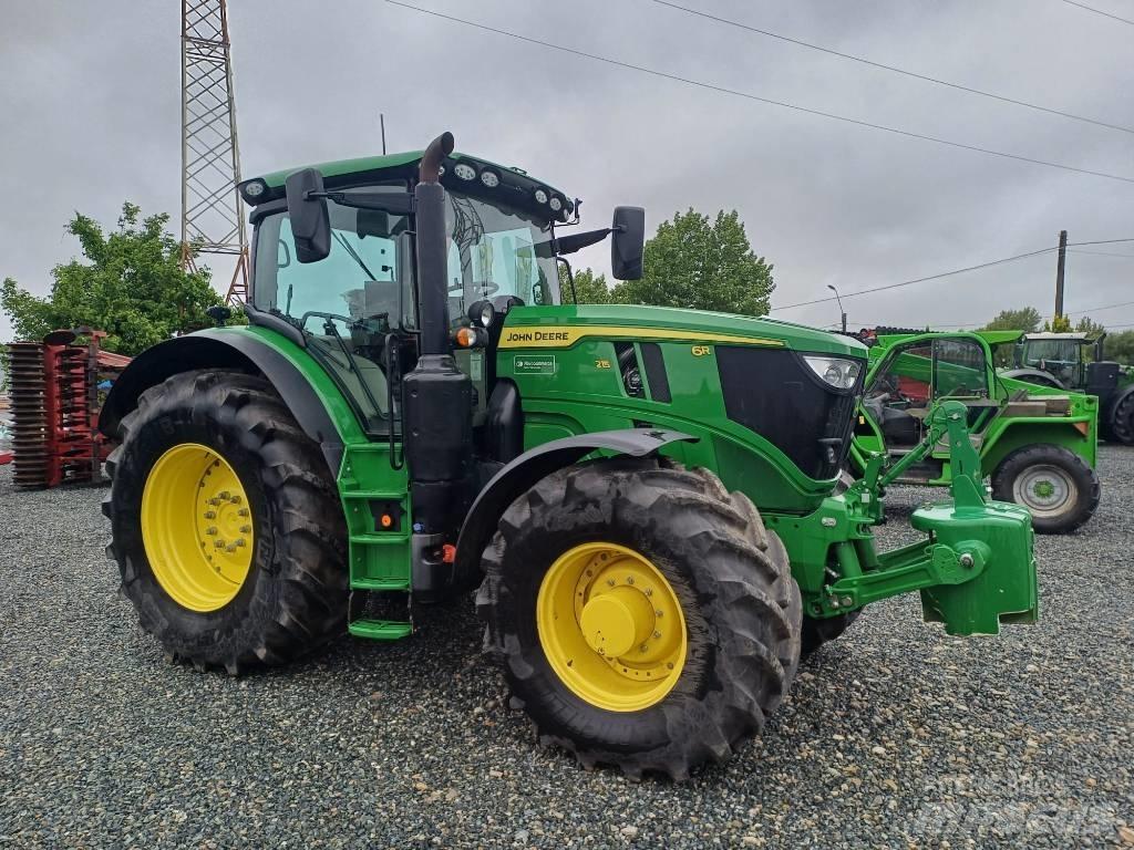 John Deere 6R 215 الجرارات