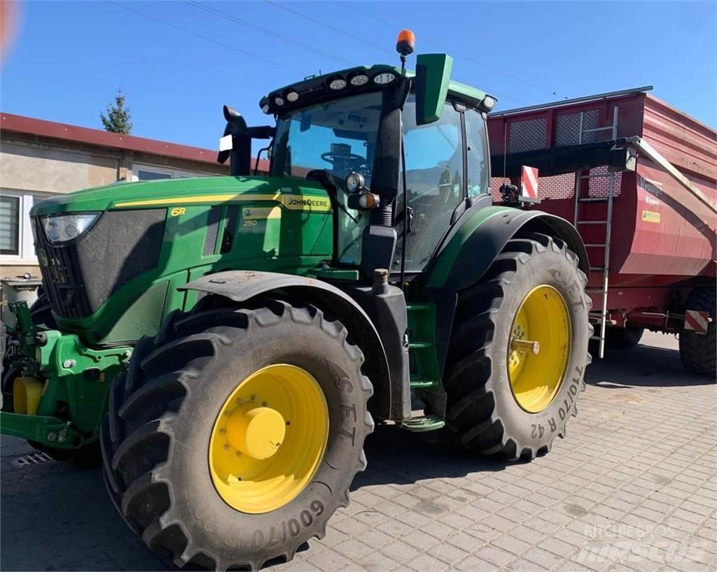 John Deere 6R 250 الجرارات